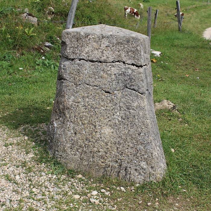 Photo de Borne au Lion de Chézery-Forens